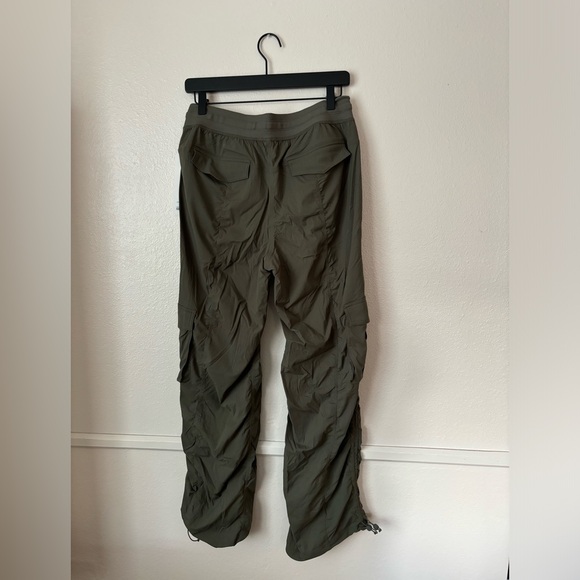 NWT LULULEMON DANCE STUDIO RELAXED FIT CARGOS - Picture 3 of 3